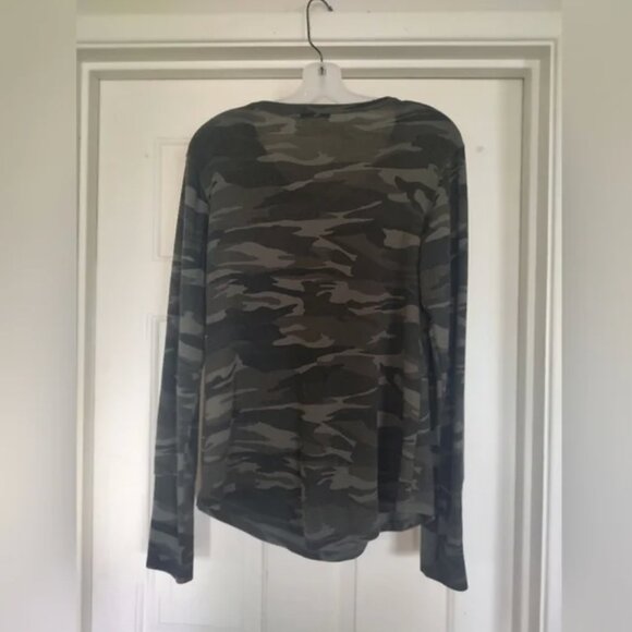 NWT SWEET ROMEO summer yummy thumbhole snap Henley - green camo size small - Picture 2 of 5